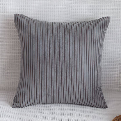 Ein einzelnes graues Kordsamt Kissen Mary mit Streifenstruktur, angeboten von Interior by Hakito, perfekt für eine elegante Einrichtung.