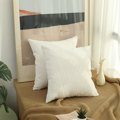 Zwei weiße Kordsamt Kissen Mary im gestreiften Design, 2er Set von Interior by Hakito, auf einem Tisch platziert, für eine gemütliche Atmosphäre.
