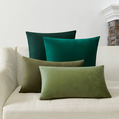 Elegantes 4er Set Samt Kissen mit Füllung in grünen Farbtönen von Interior by Hakito, perfekt für Sofa und Stuhl.