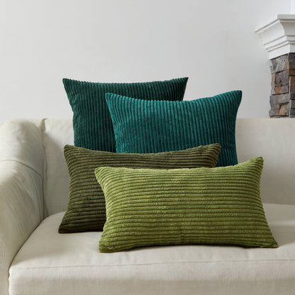 Lass es grün werden mit diesem 4er Set Oeko-Tex Kissen in satten Grüntönen von Interior by Hakito für Sofa und Bett – Mary Kordsamt.