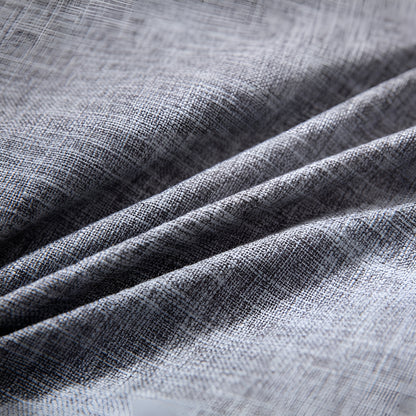 Texturaufnahme des grauen Leinenstoffs für das Kissen Paul von Interior by Hakito, elegantes Wohnaccessoire.