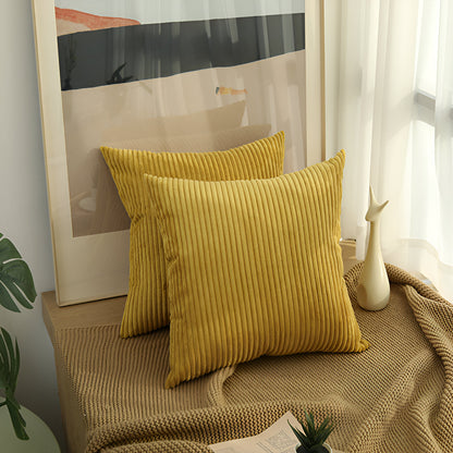 Kordsamt Kissen Mary im gestreiften Design, 2er Set von Interior by Hakito, auf einem Tisch neben einer Vase, perfekt für eine gemütliche Couch.