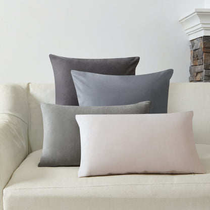 Modernes 4er Set Samt Kissen mit Füllung in Grau- und Beigetönen von Interior by Hakito, perfekt als Dekoration für Ihr Zuhause.