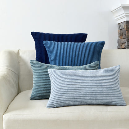 Kühle Blautöne: 4er Set Oeko-Tex Kissen von Interior by Hakito für Sofa und Bett – Mary Kordsamt.