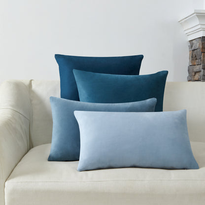 4er Set Samt Kissen von Interior by Hakito auf einer hellen Couch, bestehend aus verschiedenen Blautönen, perfekt für stilvolle Wohnräume.