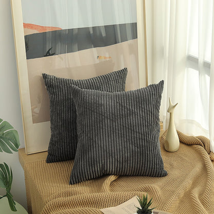 Kordsamt Kissen Mary im grauen Streifenlook, 2er Set von Interior by Hakito, dekorativ auf einem Tisch arrangiert, für entspannte Momente.
