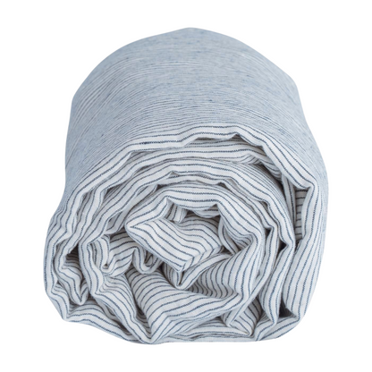 Rollen von Reine Leinen Spannbettlaken GOTS von Hakito in gestreiftem Design – temperaturregulierend und hypoallergen für 90-200 cm Betten.