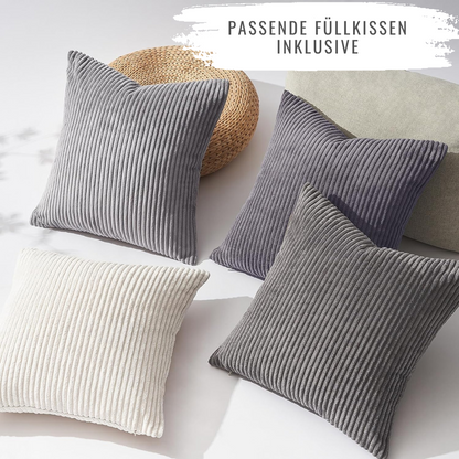 4er Set Oeko-Tex Kissen mit bequemer Polyesterfüllung für Sofa und Bett von Interior by Hakito - graue und weiße Kissen auf einem hellen Hintergrund.