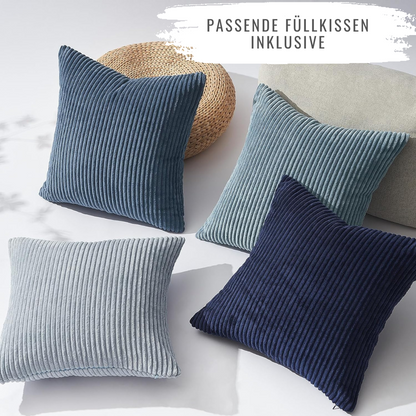 4er Set Oeko-Tex Kissen mit bequemer Polyesterfüllung für Sofa und Bett von Interior by Hakito - blaue und graue Kissen gruppiert auf einem modernen Hintergrund.