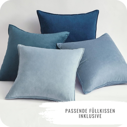 4er Set Samt Kissen von Interior by Hakito in sanften Blautönen, einschließlich passender Füllkissen, bringen Farbe und Komfort in jedes Zimmer.