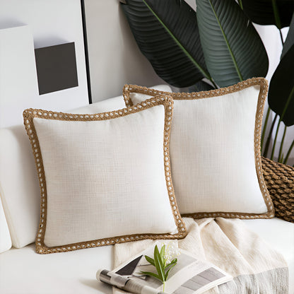 Elegantes Cleo Kissen 2er Set mit Leinenoptik und Verstecktem Reißverschluss von Interior by Hakito, weiße Kissen auf einer modernen Couch, ideal für Wohnzimmer und Schlafzimmer.