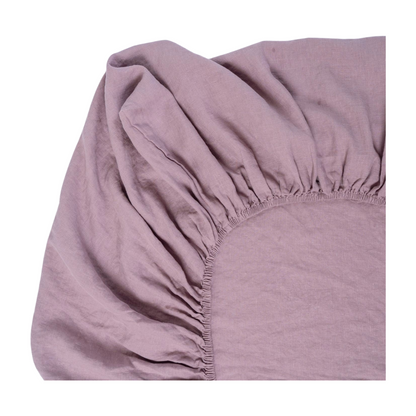 Detailansicht des Gummizugs am rosafarbenen Reine Leinen Spannbettlaken GOTS von Hakito – stylisch und praktisch für Betten von 90-200 cm.