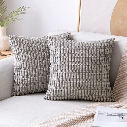 Zweites Set von grauen Boho Kissen Mosa von Interior by Hakito, stilvolles und bequemes Kissenpaar für eine moderne Wohnraumgestaltung.