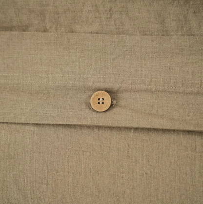 Detailaufnahme der Kokosnussknöpfe auf einem Reinen Leinen Kissen von Interior by Hakito – Natürliche Eleganz für Ihr Zuhause.