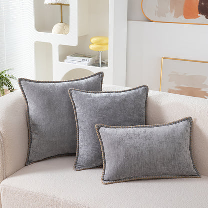Kissen Farm 2er Set von Interior by Hakito auf einem Sofa, mit samtiger Oberfläche in Grau und Jute-Stil-Design, perfekt für rustikale Eleganz und Komfort.