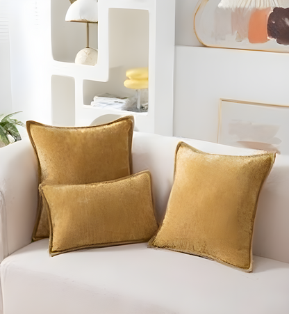 Kissen Farm 2er Set von Interior by Hakito auf einem hellen Couch, in warmem Goldton mit samtiger Textur, ideal für gemütliches Wohnen und stilvolle Akzente.
