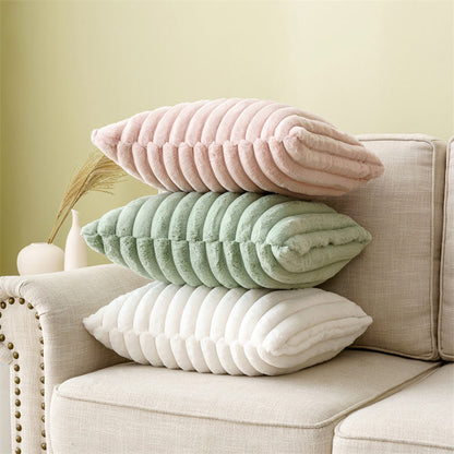 Kuschelkissen Fluf 2er Set von Interior by Hakito, plüschige Kissen in sanften Farben, gestapelt auf einem Sofa, ideal für Komfort und Stil.