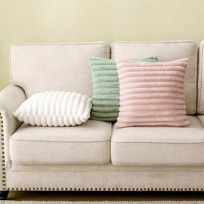 Kuschelkissen Fluf 2er Set von Interior by Hakito, bunte Kissen auf einem beigen Sofa, perfekte Akzente für ein gemütliches Wohnzimmer.