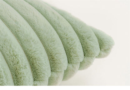 Detailaufnahme des Kuschelkissens Fluf von Interior by Hakito mit plüschigen Streifen, zeigt die weiche Textur und das stilvolle Design.