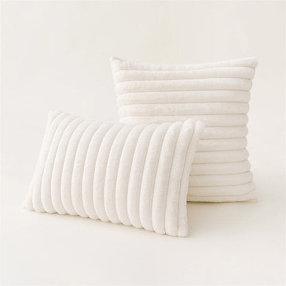 Kuschelkissen Fluf 2er Set von Interior by Hakito, strahlend weiße, plüschige Kissen mit strukturiertem Design, perfekt zur Verschönerung jedes Raumes.