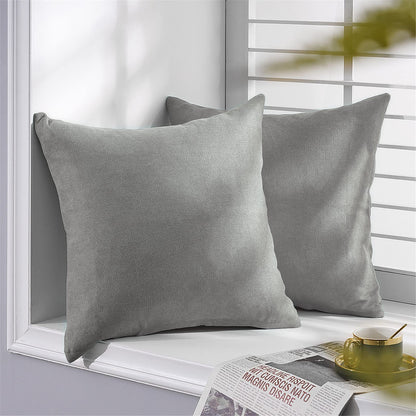 Zwei stilvolle Kissen Nino im praktischen 2er Set von Interior by Hakito, in sanftem Grau, ideal für den Innen- und Außenbereich.