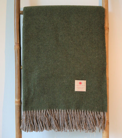 Warme Merino Wolle Tagesdecke von Interior by Hakito, in grün mit fransen, stilvoll und vielseitig für Ihr Zuhause.