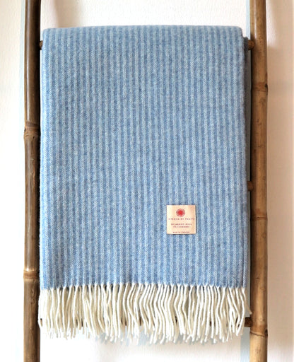 Elegante blaue Luxus Tagesdecke aus 90% Merinowolle und 10% Kaschmir mit fransen, stilvoll präsentiert von Interior by Hakito.