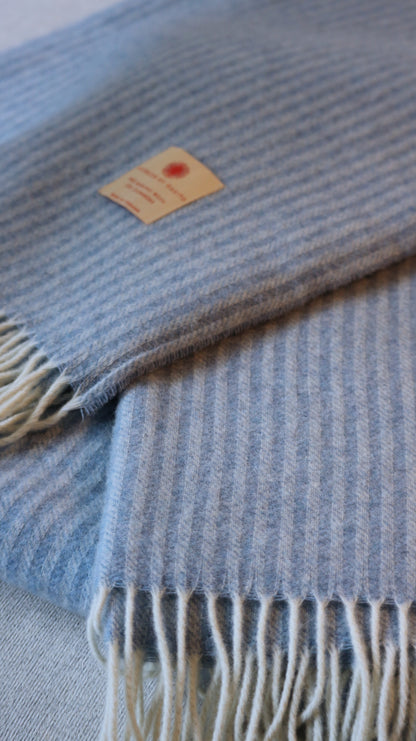 Zwei blaue Luxus Tagesdecken aus Merinowolle und Kaschmir mit Streifen und Fransen, ideal für Gemütlichkeit, von Interior by Hakito.