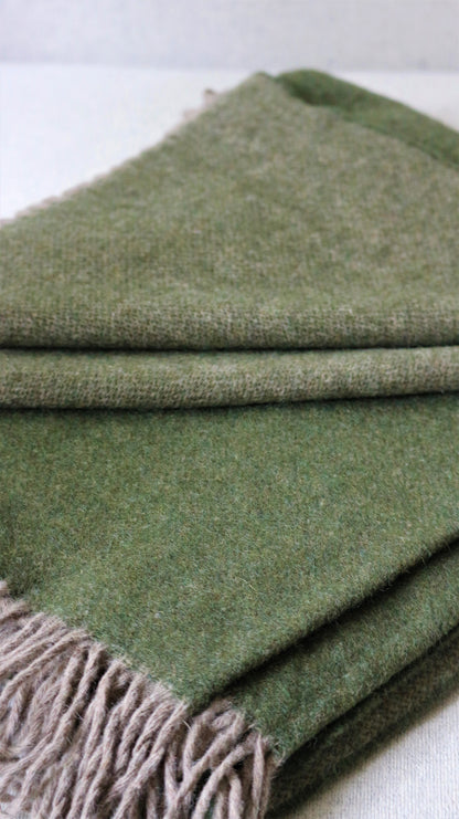 Warme Merino Wolle Tagesdecke von Interior by Hakito, olivgrün, weich und atmungsaktiv für angenehme Stunden.