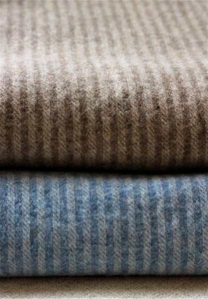 Zwei Luxus Tagesdecken aus 90% Merinowolle und 10% Kaschmir in Braun und Blau mit Streifenmuster, ideal zum Einkuscheln, von Interior by Hakito.