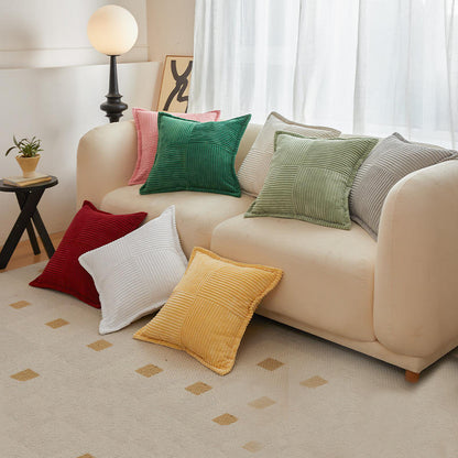 Kissen Insa 2er Set von Interior by Hakito auf einem Sofa, in lebendigen Farben wie Rot, Grün und Gelb, ideal für ein einladendes Wohnambiente.