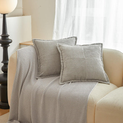 Stimmungsvolle Einrichtung mit dem Kissen Insa 2er Set von Interior by Hakito. Die eleganten Kissen in grauer Farbe sorgen für Komfort und modernen Charme.