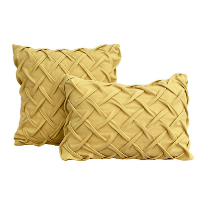 Zwei Kissen Knot von Interior by Hakito in Gelb mit stylischem Knoten-Look, die sowohl Komfort als auch Eleganz in Ihr Zuhause bringen.
