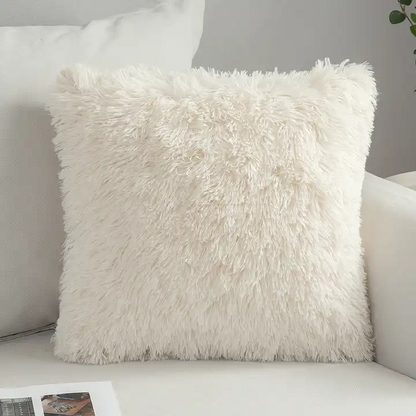 Weiches Plüschkissen Kurt von Interior by Hakito, in hellem Creme, ideal für den gemütlichen Wohnbereich.