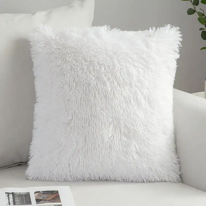 Weißes Plüschkissen aus dem 2er Set Plüschkissen Kurt von Interior by Hakito, perfekt für ein gemütliches Ambiente.