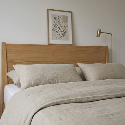 Modernes Schlafzimmer mit Reine Leinen Bettwäsche GOTS von Hakito. Die Kombination aus Hölzern und sanften Farben schafft eine harmonische Umgebung für erholsame Nächte.