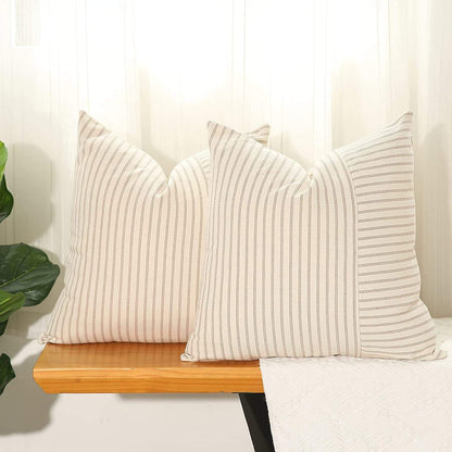 Zwei Kissen Ella 2er Set von Interior by Hakito auf einem Tisch, perfektes zeitloses Design für verschiedene Wohnstile.