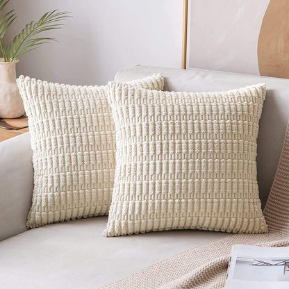 Boho Kissen Mosa von Interior by Hakito auf einer eleganten Couch, in cremefarbenem Samt für zusätzlichen Komfort und Stil.