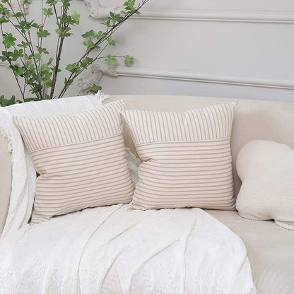 Gemütliche Couch mit zwei Kissen Ella 2er Set von Interior by Hakito, stilvolle Streifen kombinieren Komfort und Eleganz.