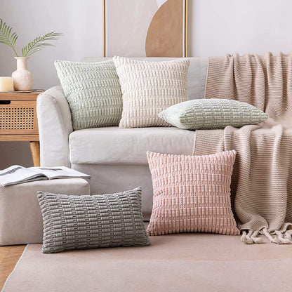 Stylisches Arrangement von verschiedenen Boho Kissen Mosa von Interior by Hakito auf einer Couch, die Gemütlichkeit und Farbvielfalt bieten.