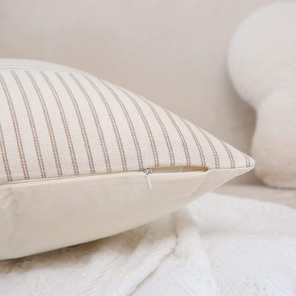 Detailaufnahme der Kissen Ella 2er Set von Interior by Hakito, zeigt den versteckten Reißverschluss, einzigartiges Design mit Streifen.