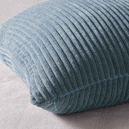 Detailaufnahme eines blauen Oeko-Tex Kissens mit bequemer Polyesterfüllung von Interior by Hakito, mit hervorstechender Struktur und nahtloser Verarbeitung.