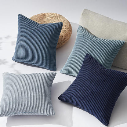 4er Set Oeko-Tex Kissen mit bequemer Polyesterfüllung für Sofa und Bett von Interior by Hakito - stilvolle Kombination aus blauen und grauen Kissen auf einem hellen Hintergrund.