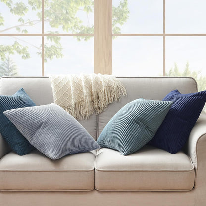 Gemütliches Sofa mit einem 4er Set Oeko-Tex Kissen von Interior by Hakito, ideal für Sofa und Bett, farbenfrohe Kissen in Blau und Grau.