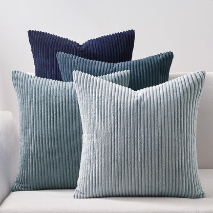 Nahaufnahme von einem 4er Set Oeko-Tex Kissen von Interior by Hakito, weich und strukturiert in Blau und Türkis, perfekt für jedes Zuhause.