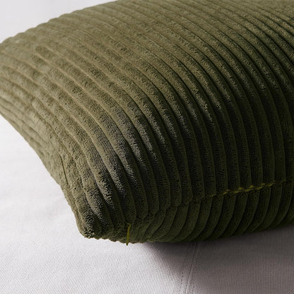Nahaufnahme eines Oeko-Tex Kissens in Olivgrün, passend für jedes Sofa oder Bett – Design von Mary Kordsamt und Interior by Hakito.