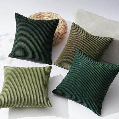 4er Set Oeko-Tex Kissen in verschiedenen Grüntönen, perfektes Wohnaccessoire von Mary Kordsamt für Sofa und Stuhl – Innenausstattung von Hakito.