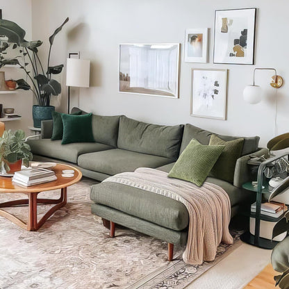 Gemütliches Wohnzimmer mit Oeko-Tex Kissen von Mary Kordsamt auf einem grünen Sofa, stilvolle Inneneinrichtung von Interior by Hakito.