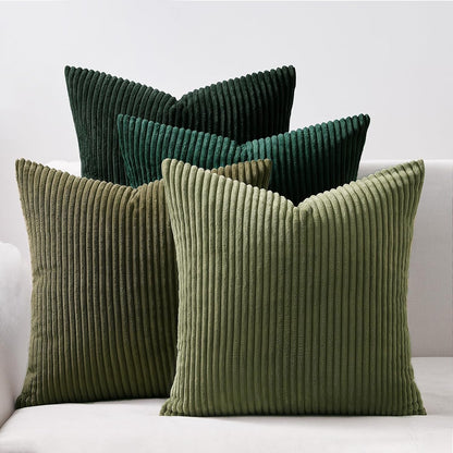 Grünes Kissen-Set Oeko-Tex von Mary Kordsamt, ideale Ergänzung für jedes Sofa – hochwertiges Design von Interior by Hakito.