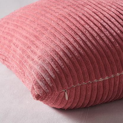 Detailaufnahme eines gemütlichen Kissen in Rosa aus dem 4er Set Oeko-Tex Kissen von Mary Kordsamt – ideal für Sofa und Bett, hergestellt von Interior by Hakito.